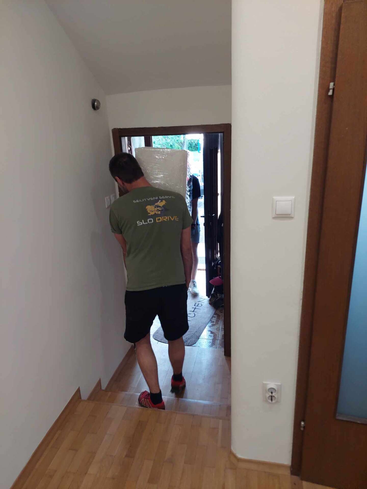 zavijanje predmetov v embalaže